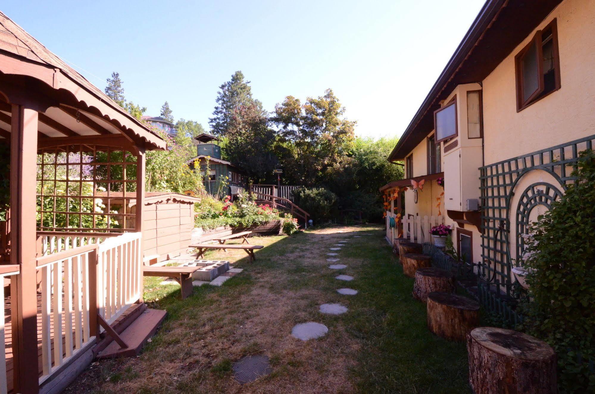 Готель Fairy'S Garden Chalet Вест-Келовна Екстер'єр фото